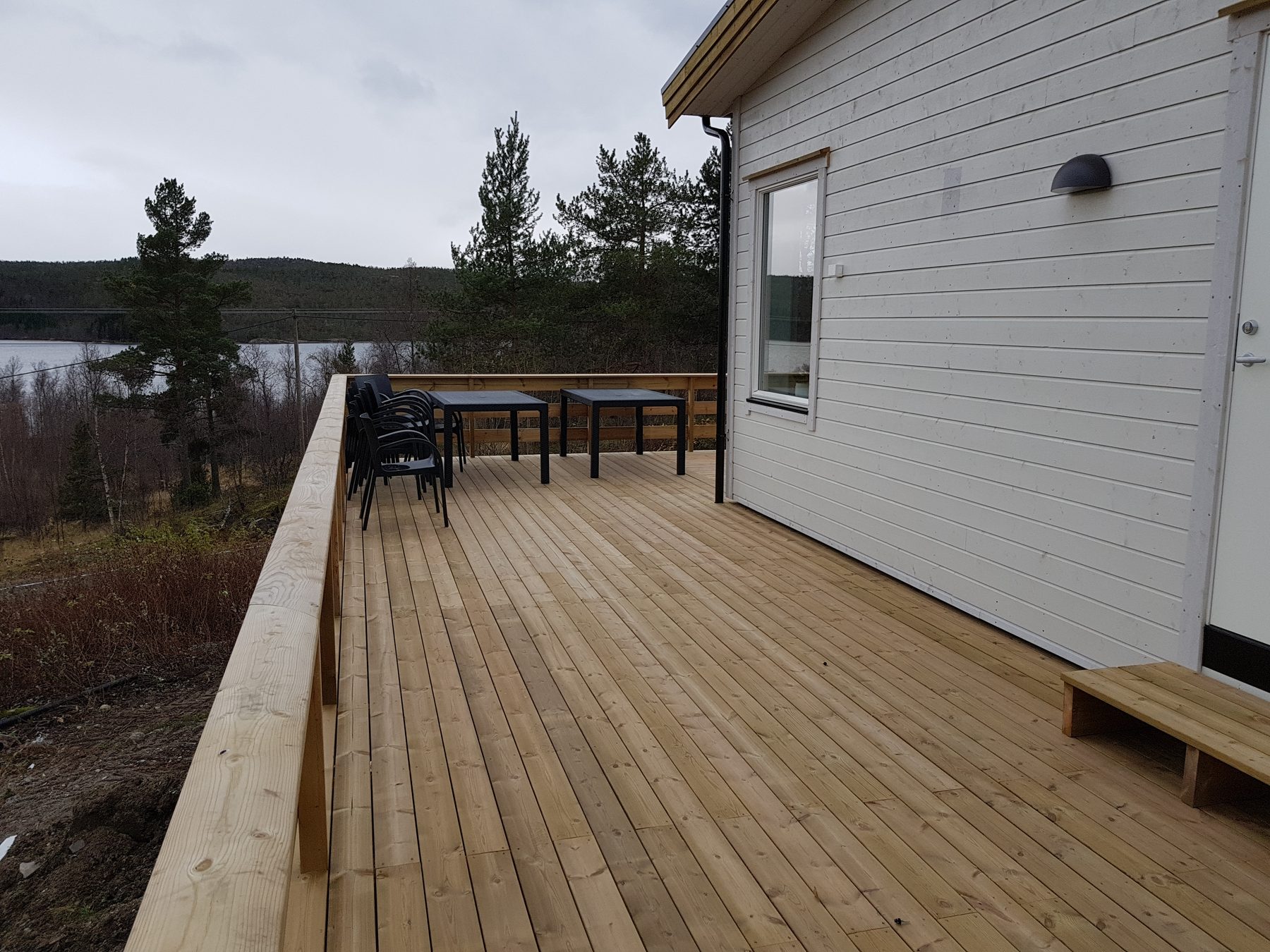 Terrasse med bord og stoler utenfor Jessen Motell