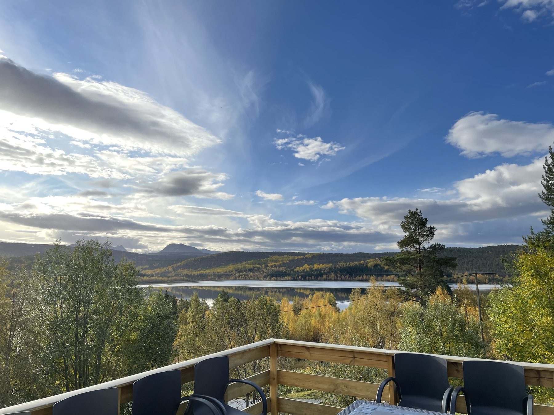 Utsikt over fjord og fjell fra Jessen Motell